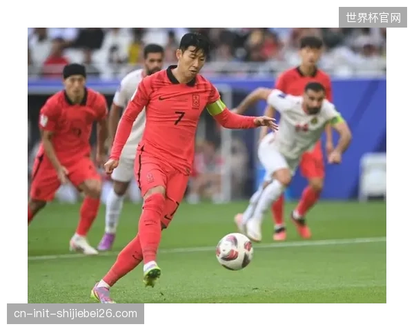 面对韩国队的双前锋体系,墨西哥变阵三中卫或能有效限制孙兴慜的活动空间。 面对韩国队的双前锋体系,墨西哥变阵三中卫或能有效限制孙兴慜的活动空间。